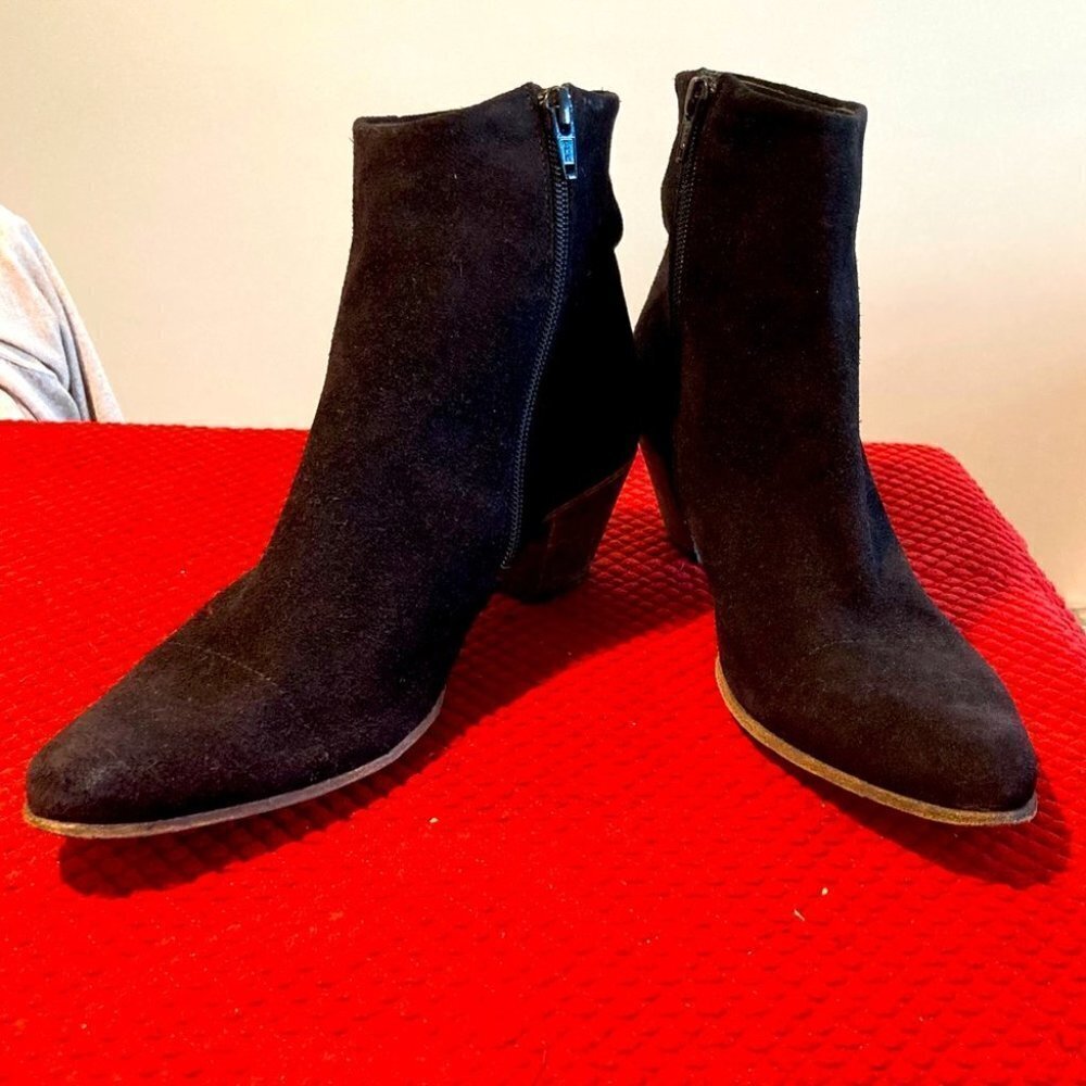 JOHN FLUEVOG Sz 10.5 Suede Stacked Heel Booties Zipper Closure